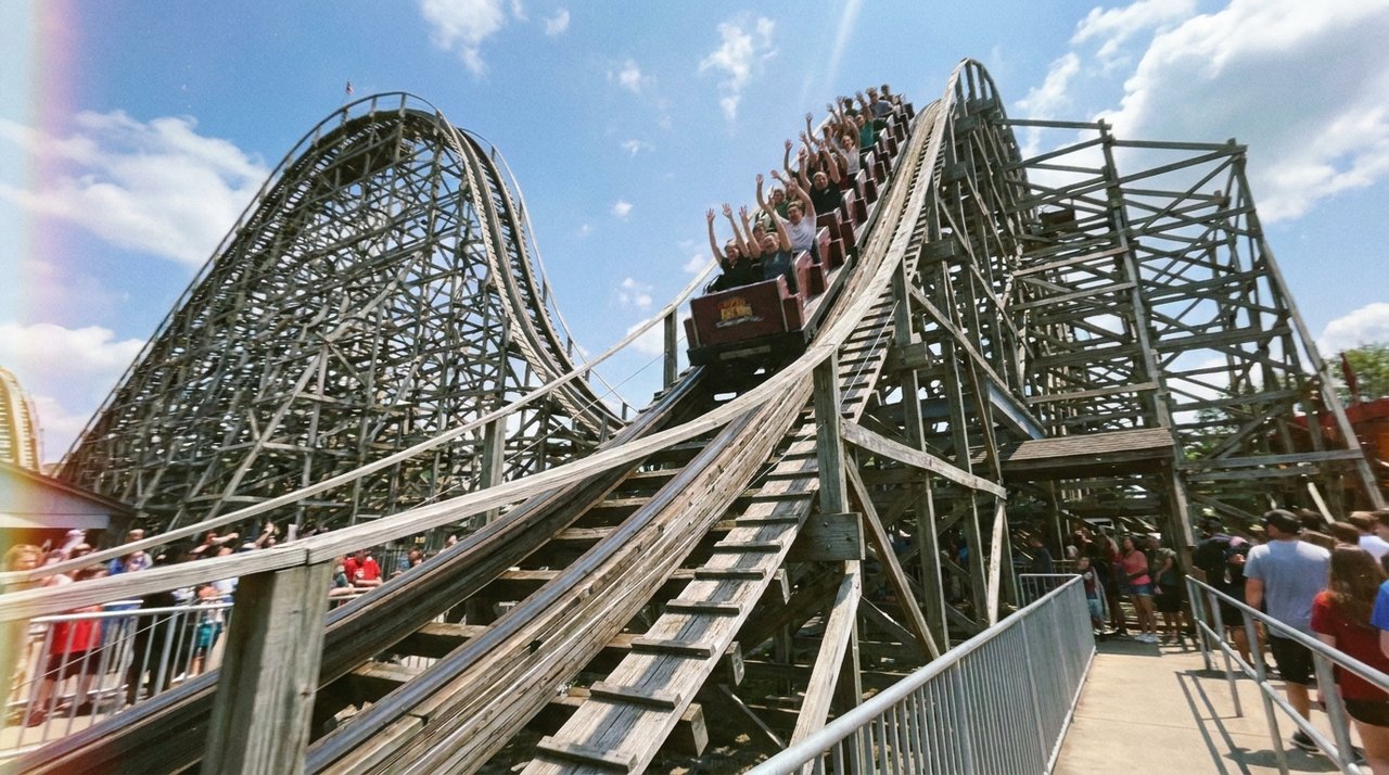 Six Flags — רכבות הרים, ריגוש ומחירים זולים